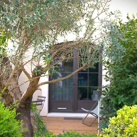 La Dupont D'avignon Bed & Breakfast 4*