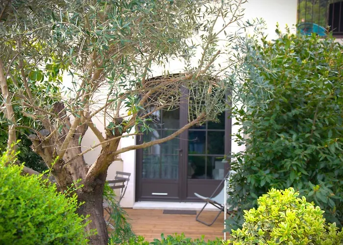 La Dupont D'avignon Bed & Breakfast 4*